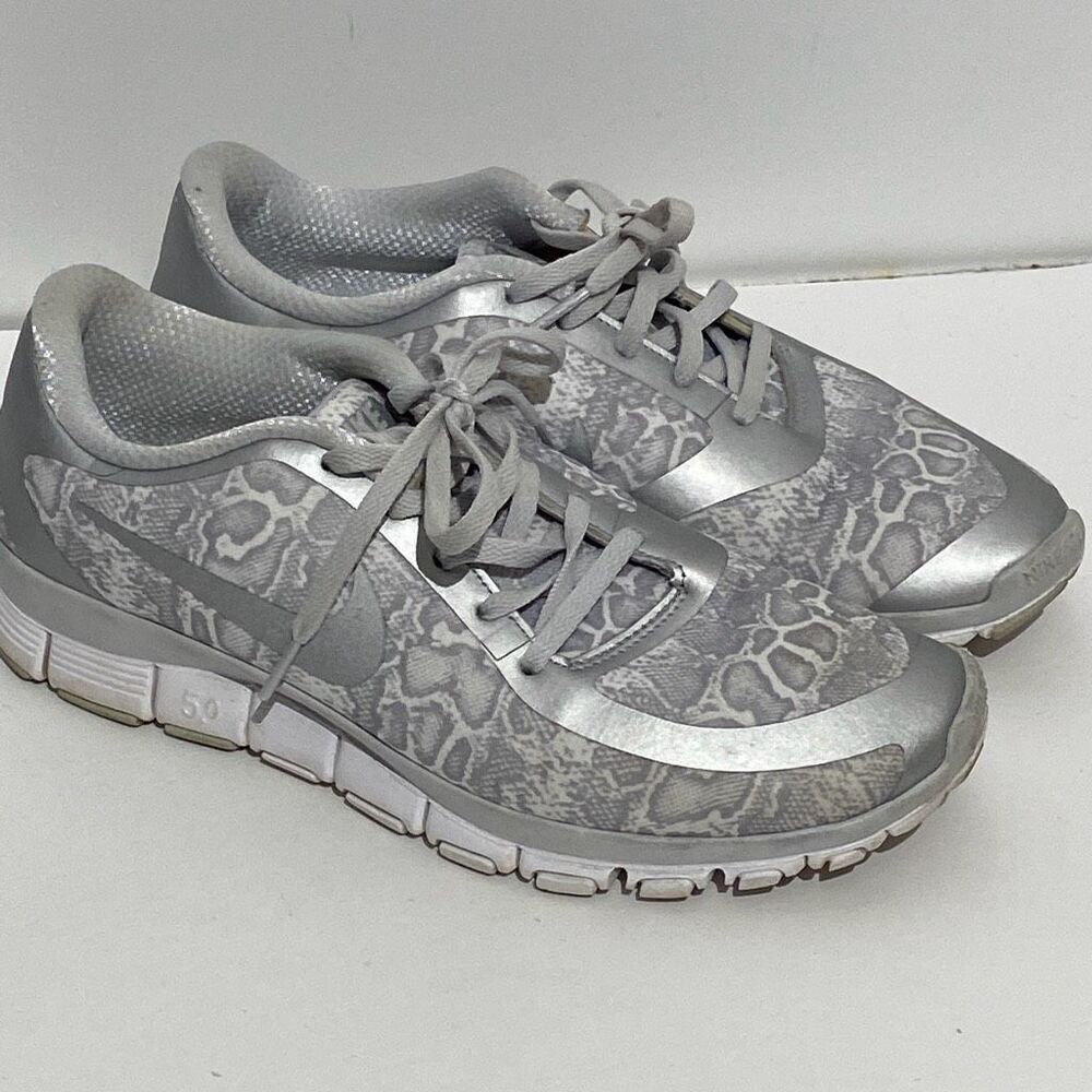 Nike Free 5.0 Running Shoes Silver Grey Snakeskin Print Metallic 642231-001‎